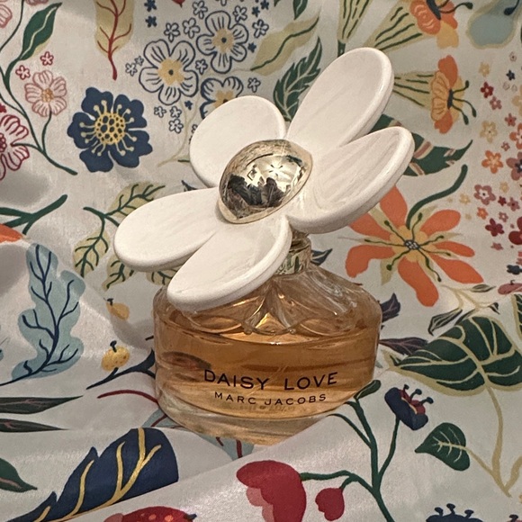 Marc Jacobs Other - Marc Jacobs Daisy Love Perfume - White and Gold